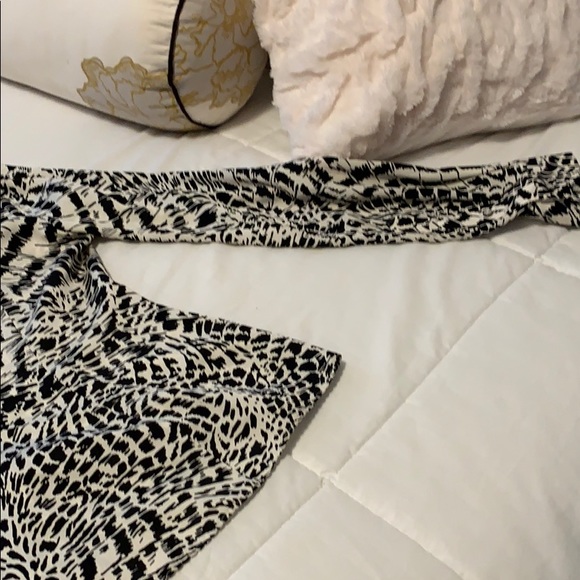 Silk Elie Tahari v neck blouse. Animal print - Picture 10 of 11